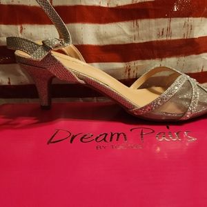 Ladies size 9 silver open toed heels sandals - Dream Pairs by Toetos